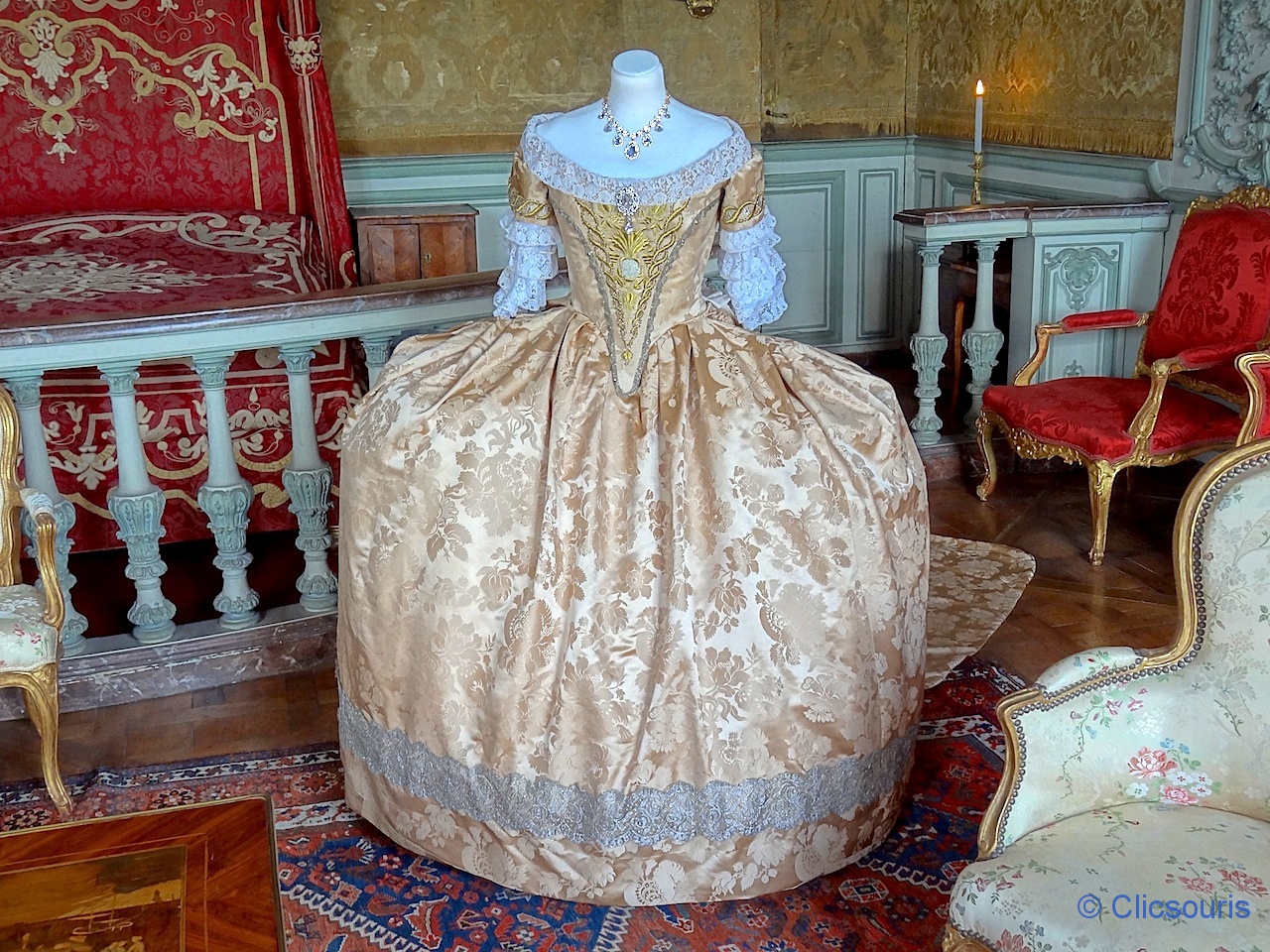 Château Champs-sur-Marne robe de cour