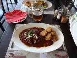 goulash et poulet fourré aux amandes