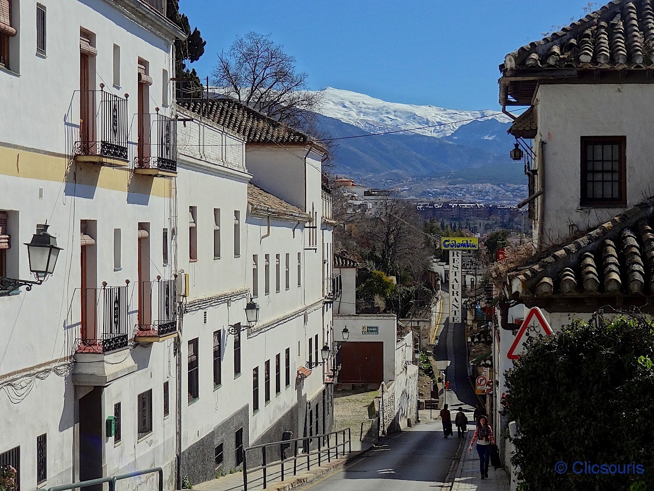 Grenade rue du Realejo grimpant vers l'Alhambra et Sierra Nevada au fond