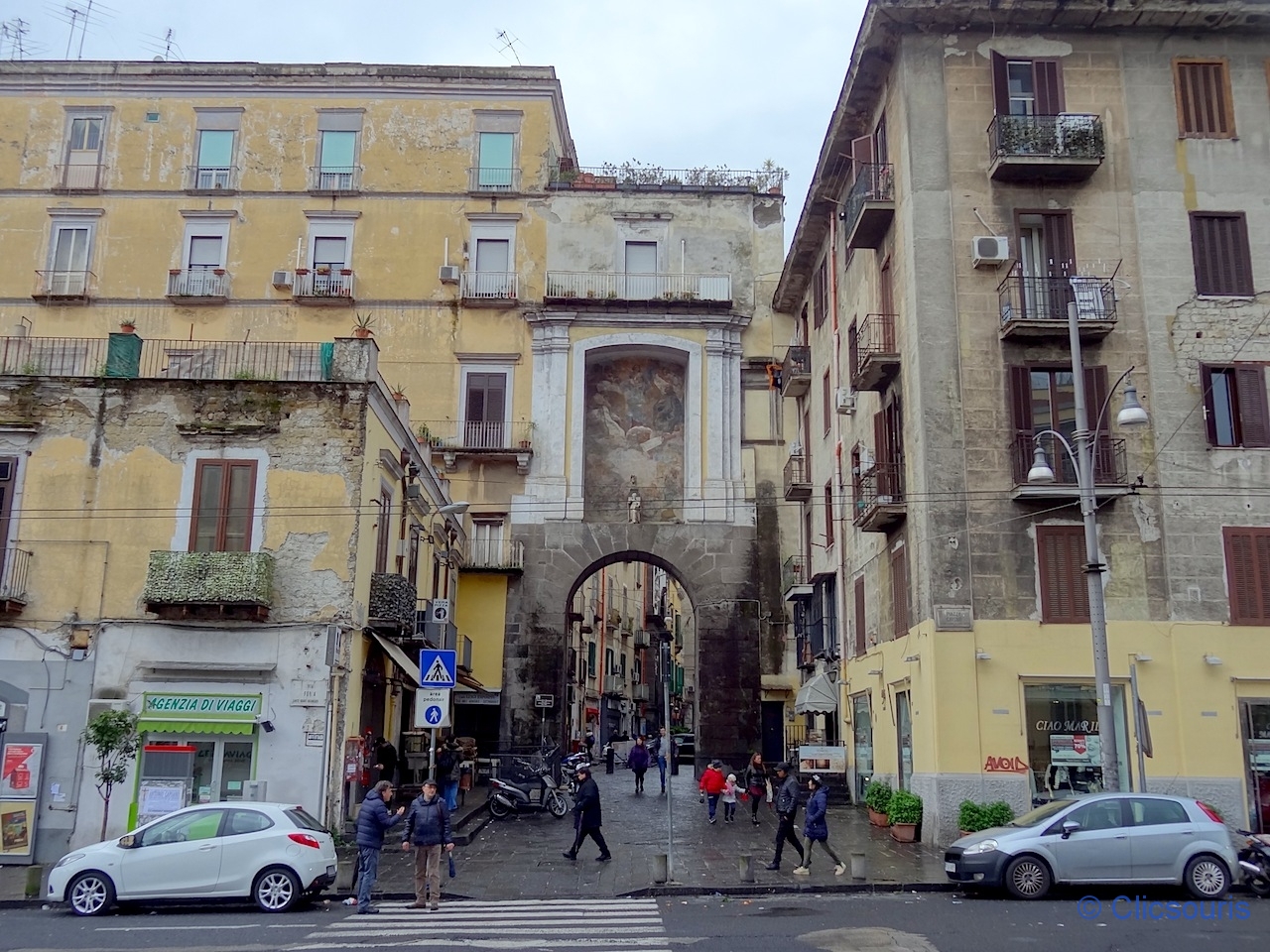 Naples quartier sanita porte de San Gennaro