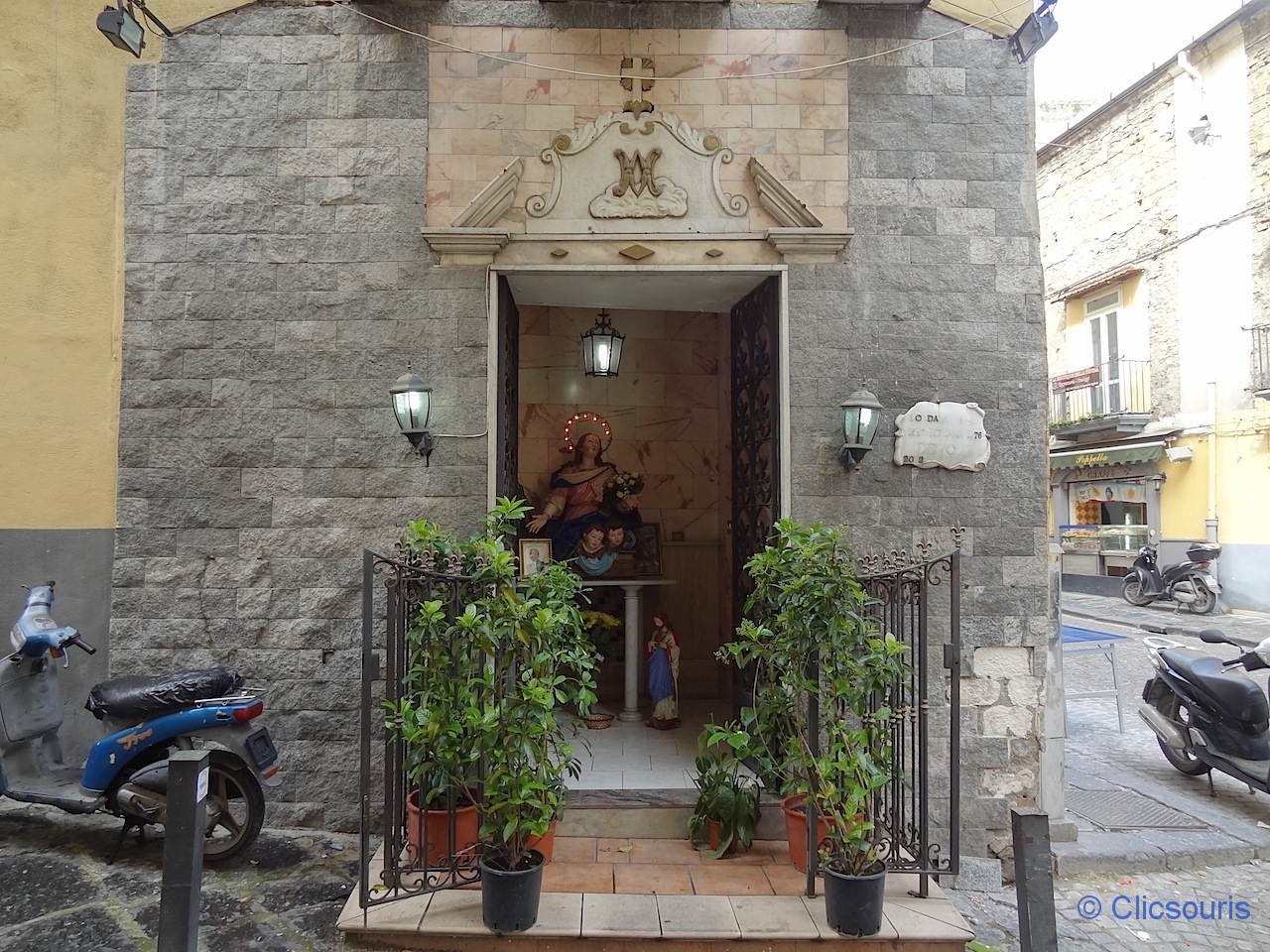 Naples quartier sanita autel de rue