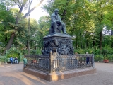 Saint-Pétersbourg jardin d'été monument à Krylov