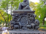 Saint-Pétersbourg jardin d'été monument à Krylov