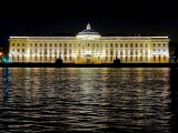 Saint Petersbourg quai de l'Université de nuit