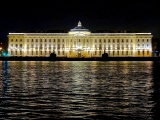 Saint Petersbourg quai de l'Université de nuit