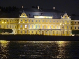 Saint Petersbourg quai de l'Université de nuit