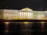 Saint Petersbourg quai de l'Université de nuit