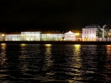 Saint Petersbourg quai de l'Université de nuit