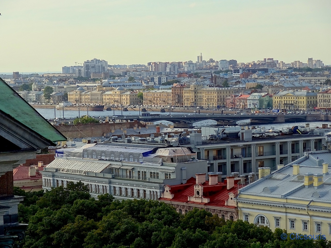 Saint-Pétersbourg Saint-Isaac vue sur la Neva