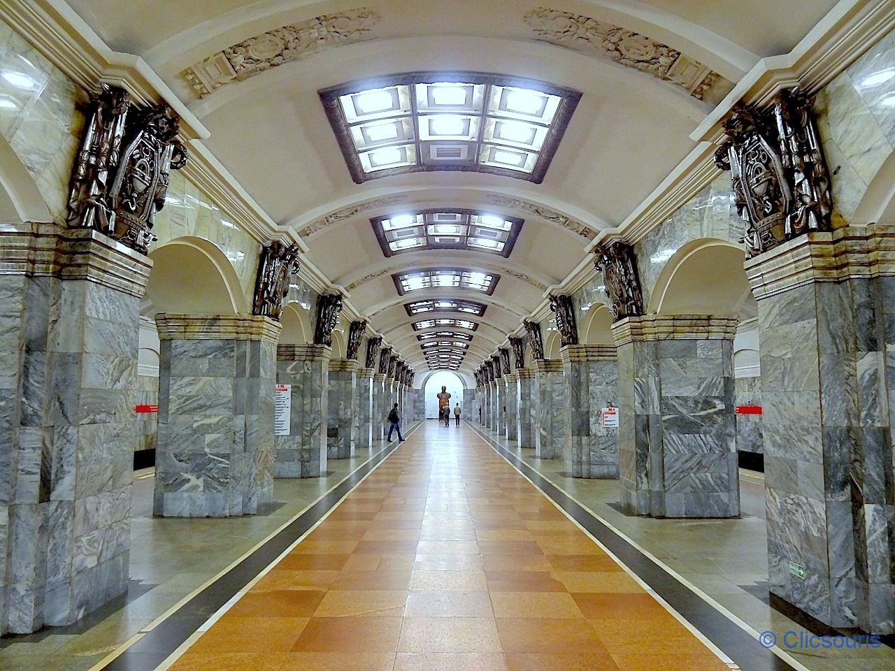 Saint-Pétersbourg station de métro Kirovski Zavod