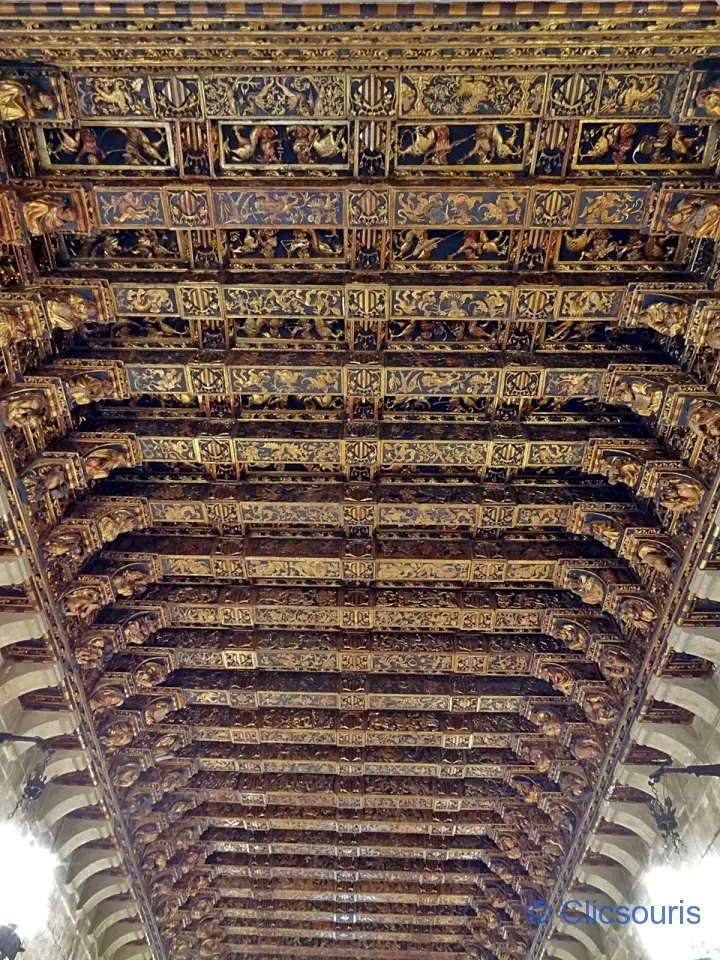 plafond "artesonado" de la pièce principale de la Lonja de la seda