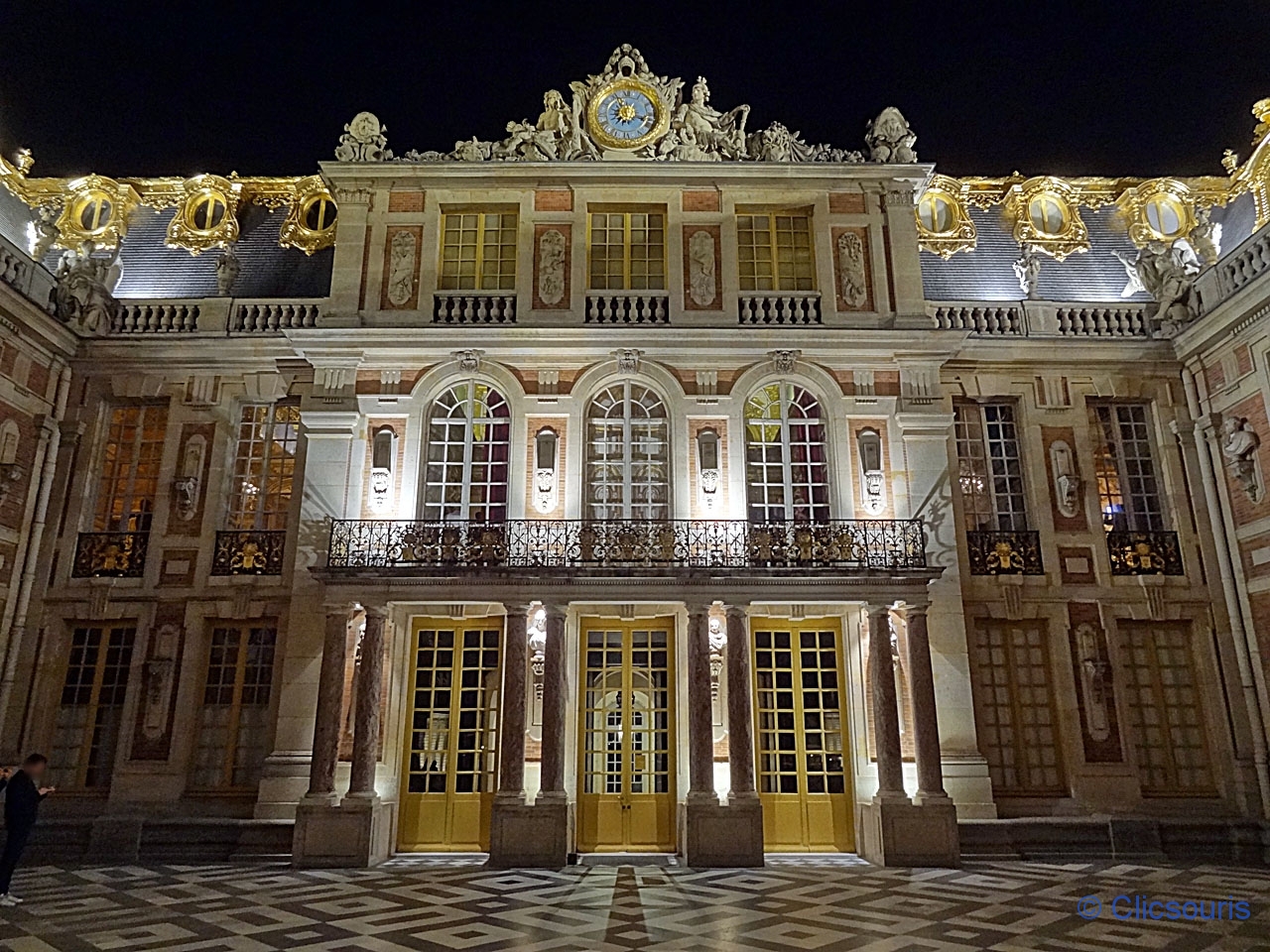 Château de Versailles la nuit cour de Marbre