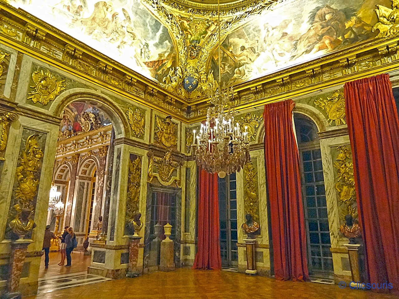 Château de Versailles la nuit Salon de la Guerre