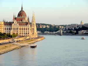 Le parlement de Pest face à Buda