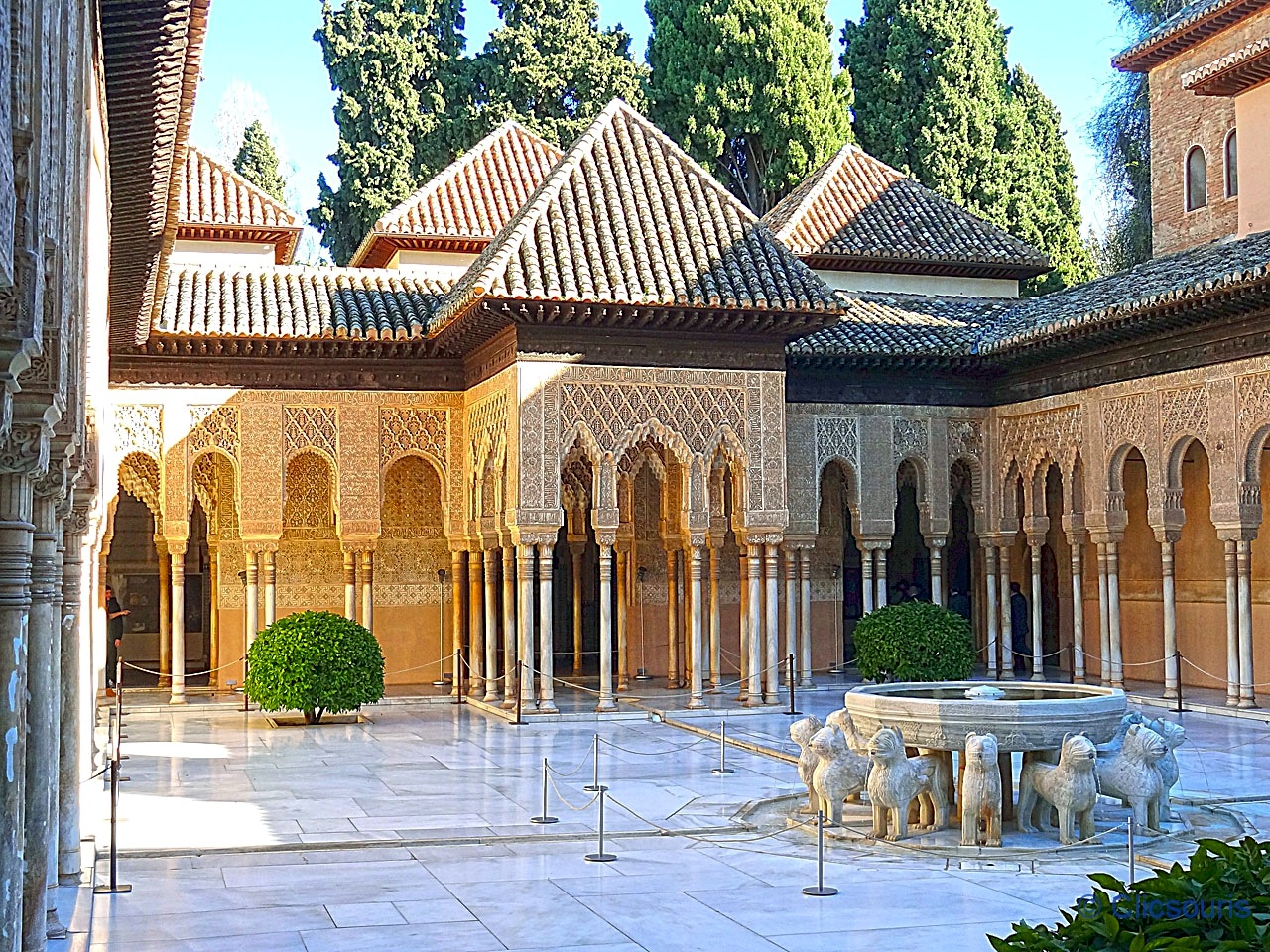 le palais des lions dans les palais nasrides de Grenade