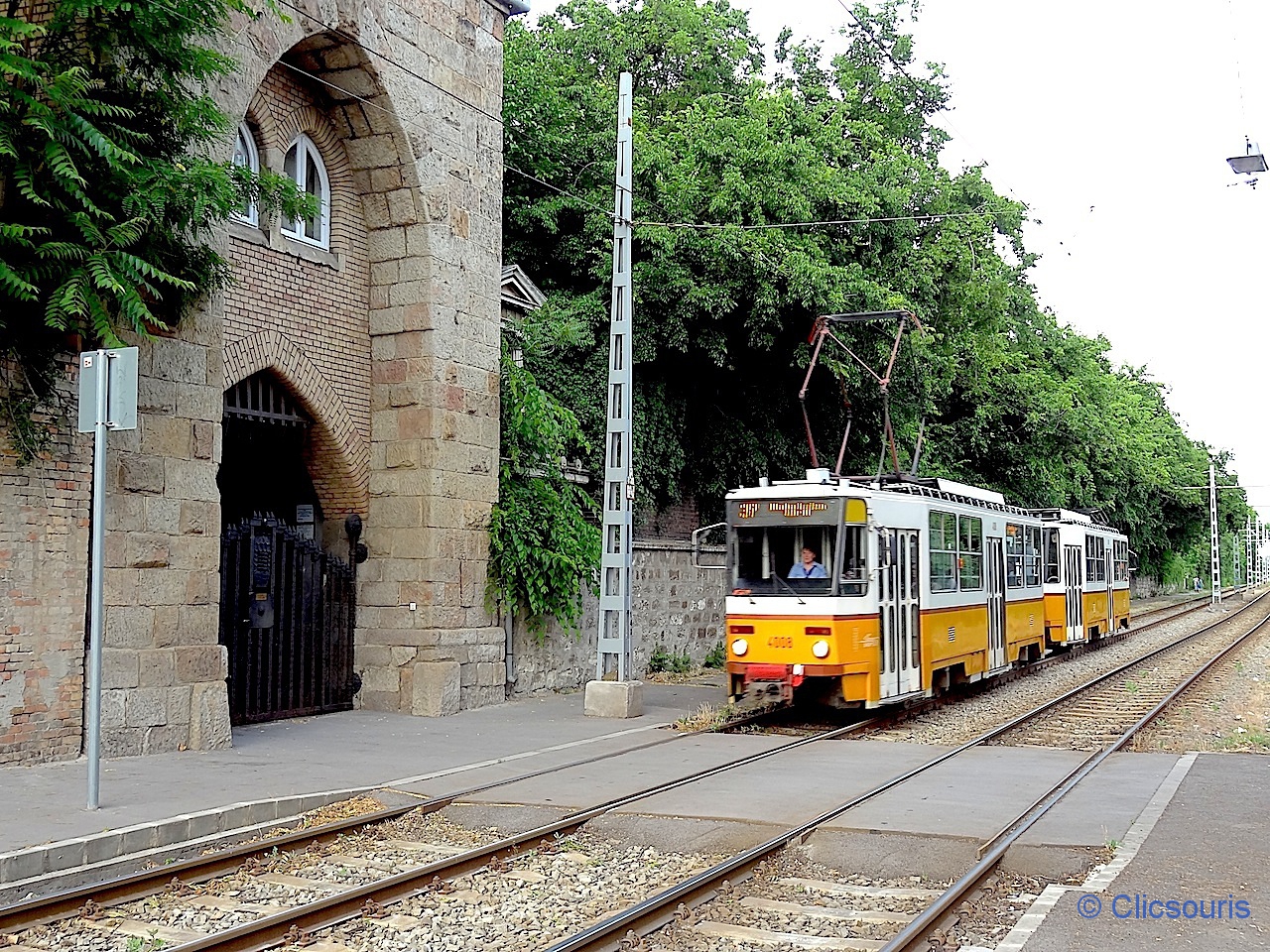 Tramway devant l'entrée du vieux cimetière juif de Budapest