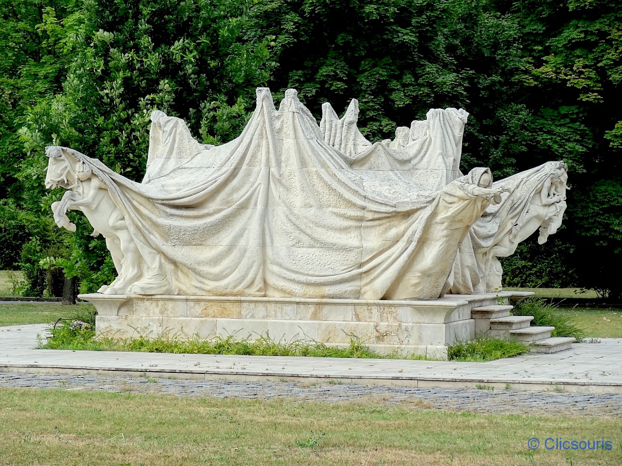 Le quatre cavaliers de l'Apocalypse dans le cimetière Kerepesi de Budapest