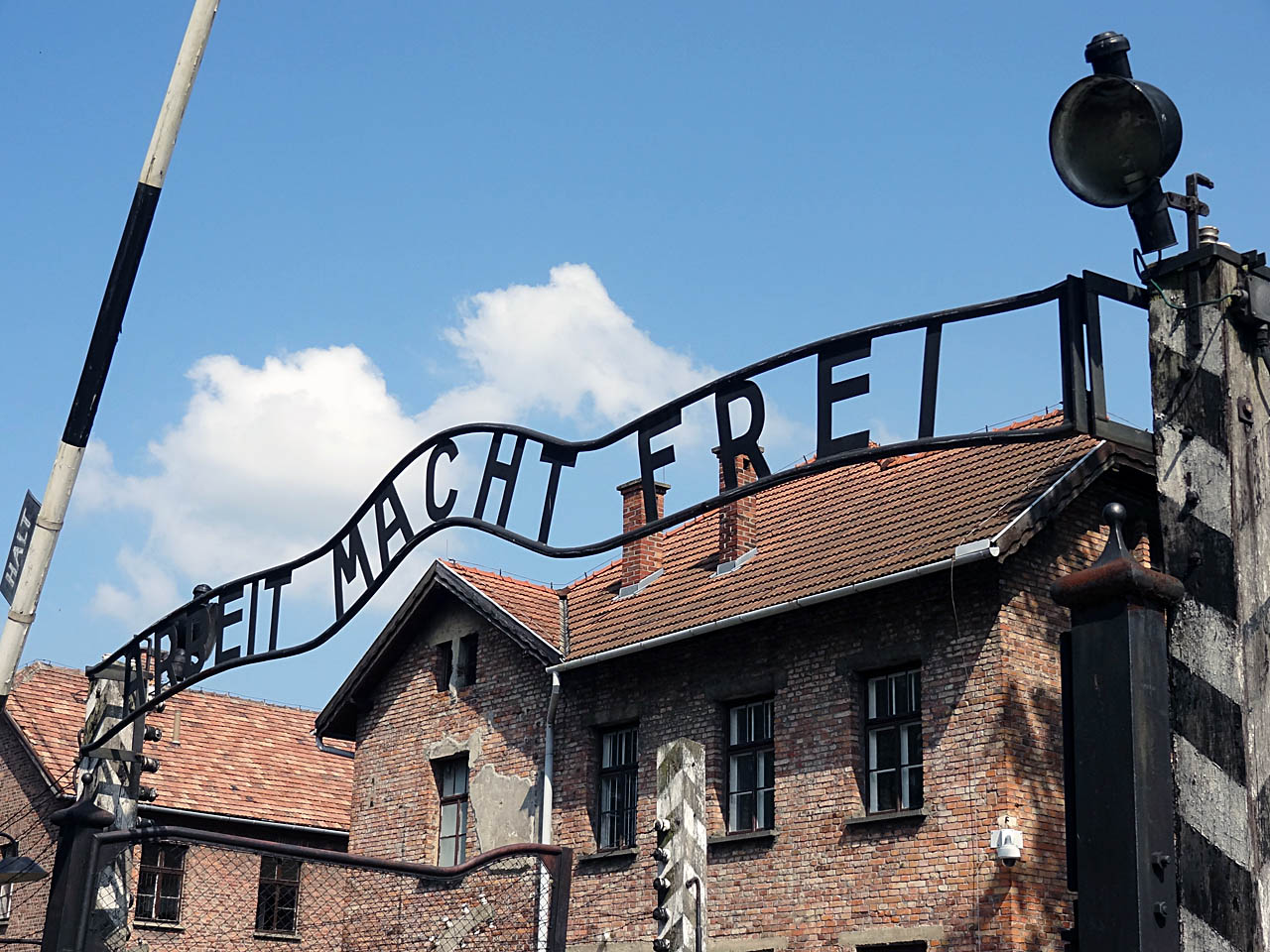 "Arbeit macht free" à l'entrée du camp d'Auschwitz I