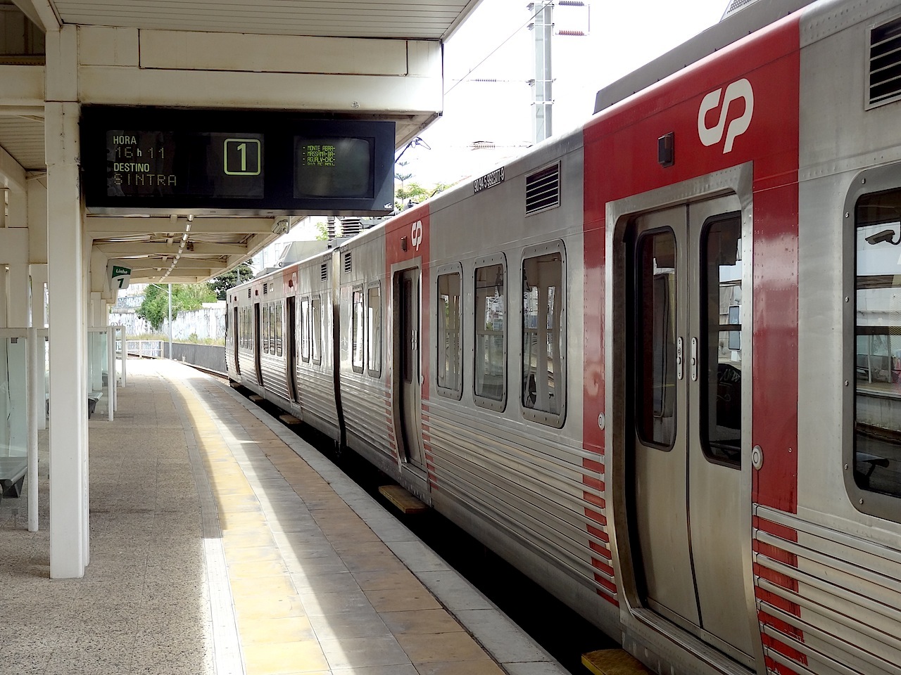 train en gare de Queluz