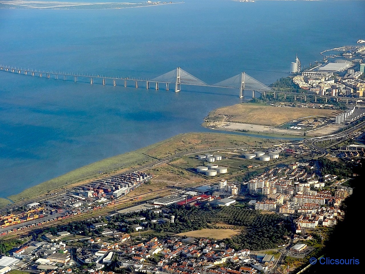 vue aérienne de Lisbonne avec le pont Vasco de Gama