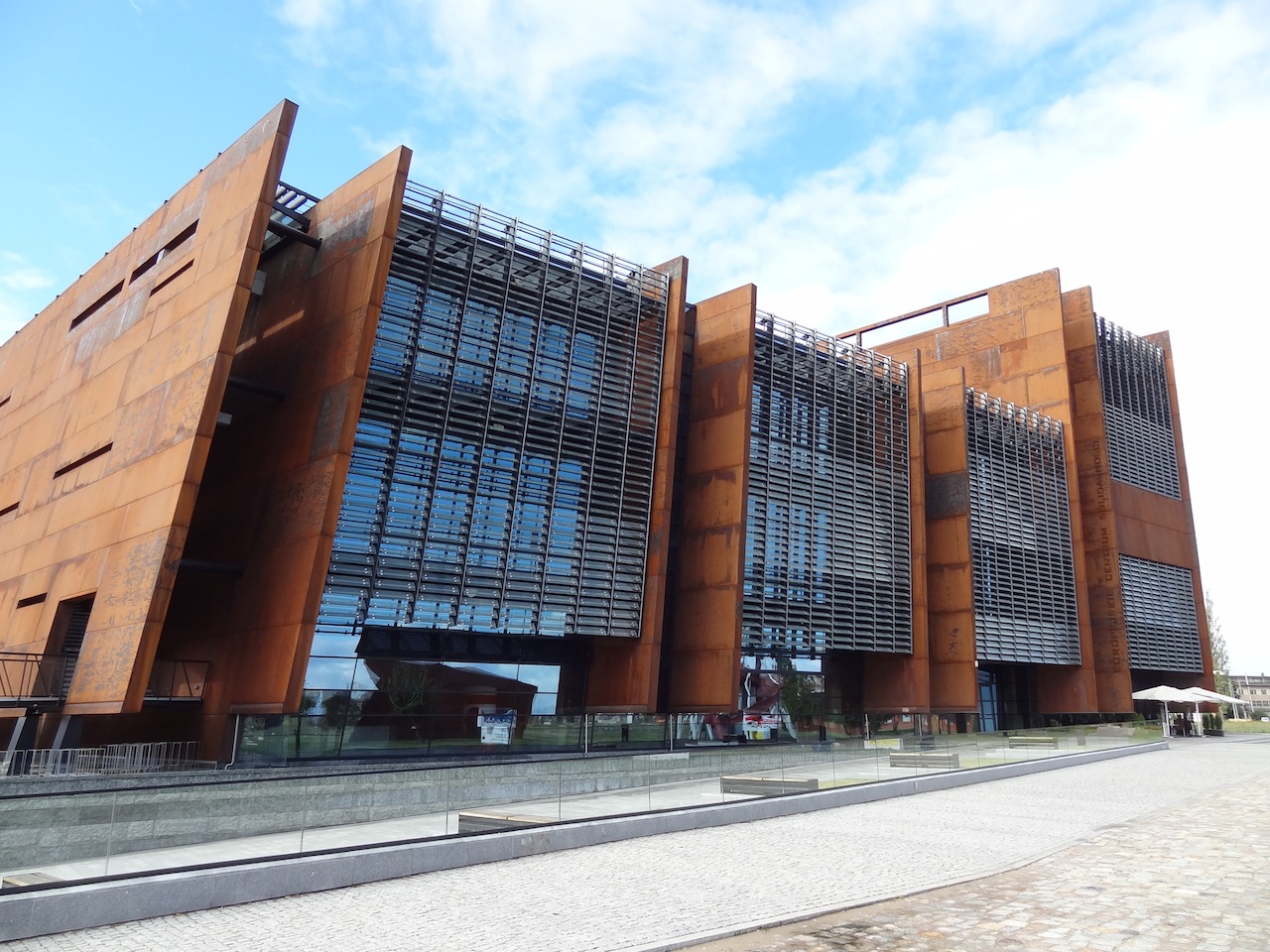 Façade du Centre européen de Solidarité à Gdansk