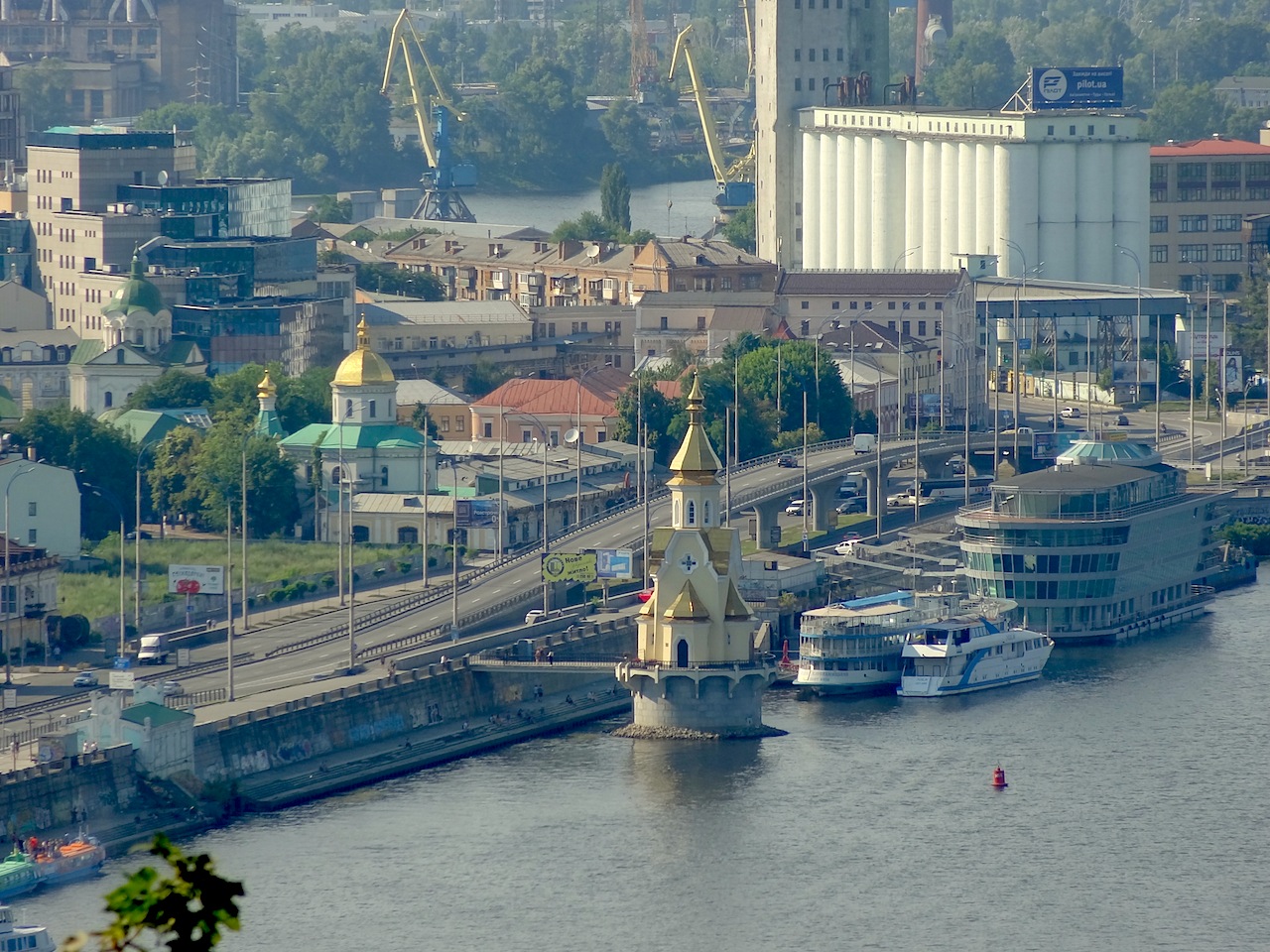 vue sur le Dniepr et Saint-Nicolas des marins à Kiev