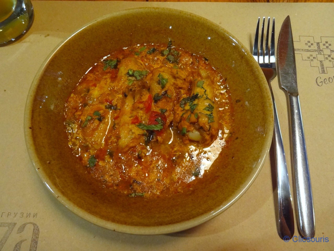 poulet en sauce dans le restaurant géorgien