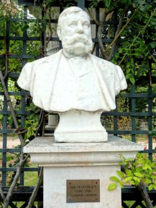 Buste de Jules Gravereaux, à la roseraie de L'Haÿ-les-Roses
