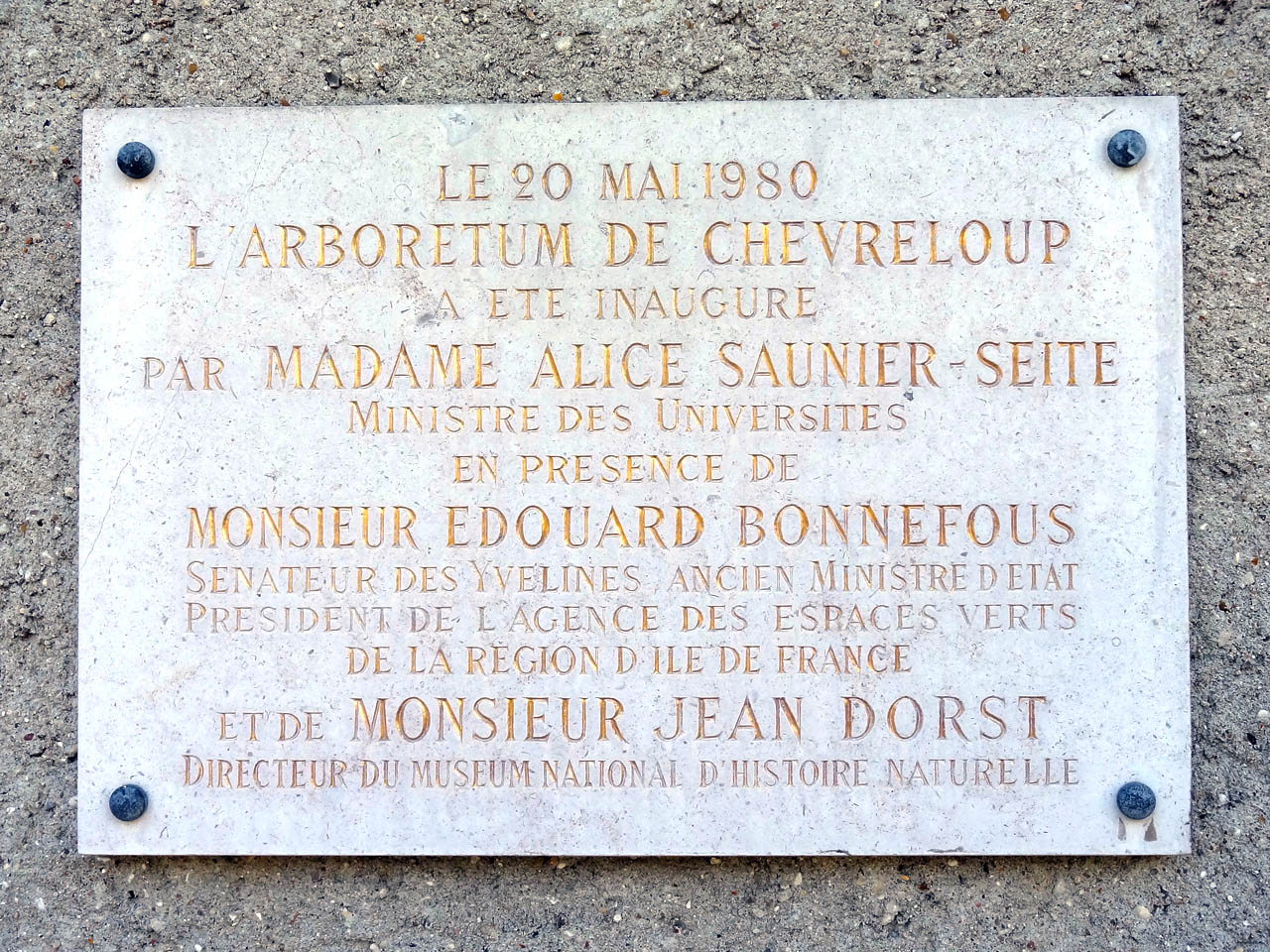 Plaque d'inauguration de l'arboretum de Chèvreloup à Versailles