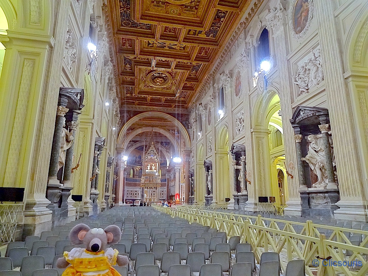 La nef de la basilique Saint-Jean-de-Latran à Rome