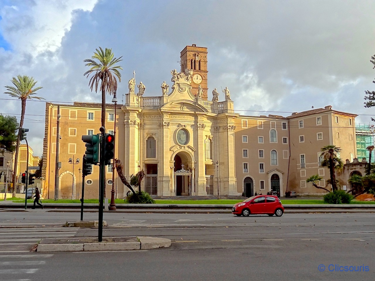 Façade de la basilique Sainte-Croix de Jérusalem à Rome