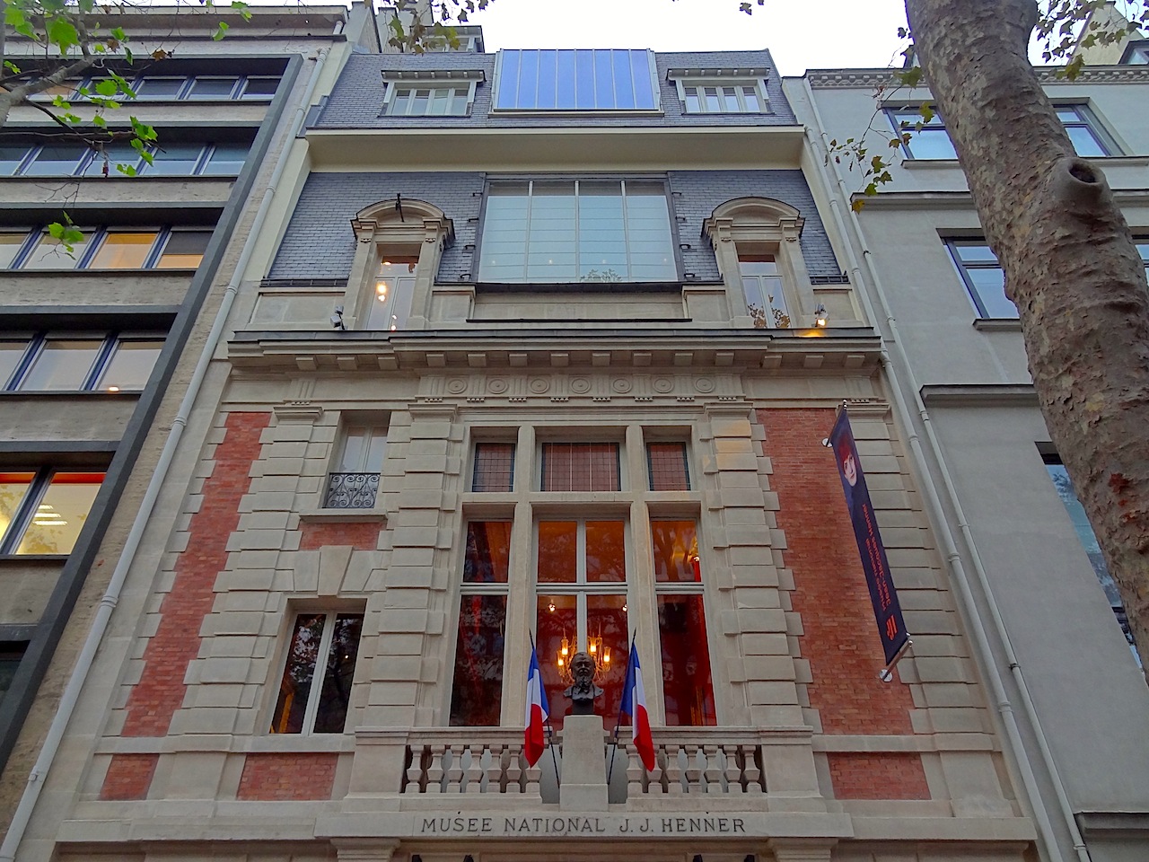 Façade du musée Henner sur l'avenue de Villiers à Paris