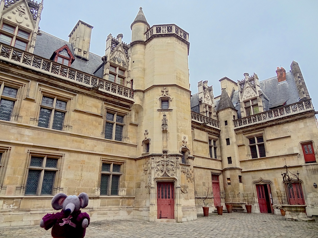 Cour du musée de Cluny à Paris