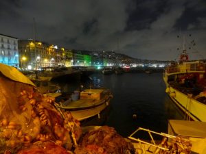 le quartier de Mergellina à Naples, de nuit