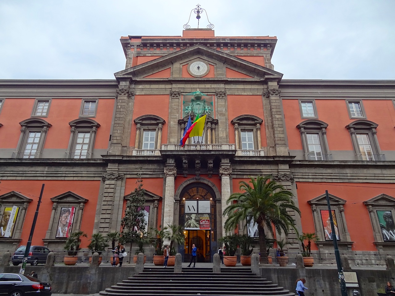 Façade du musée archéologique de Naples