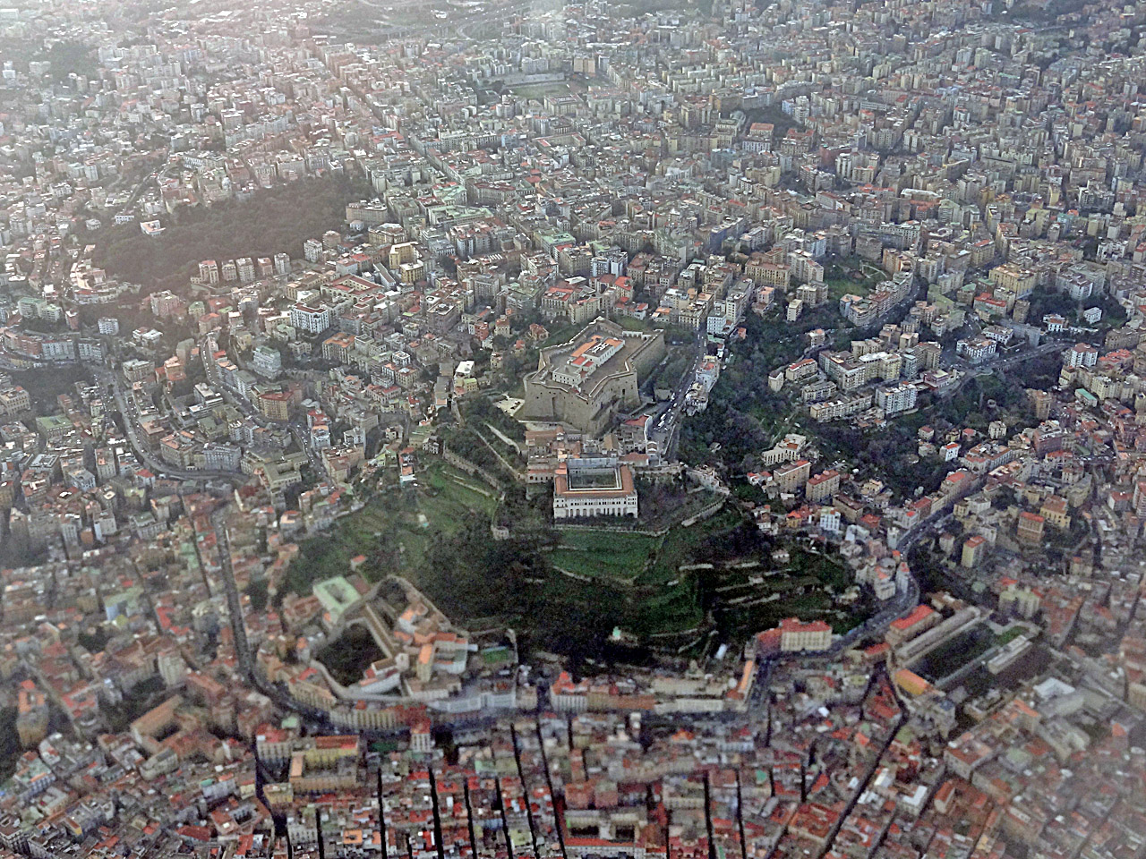 vue aérienne sur le castel Sant'Elmo et la Chartreuse à Naples