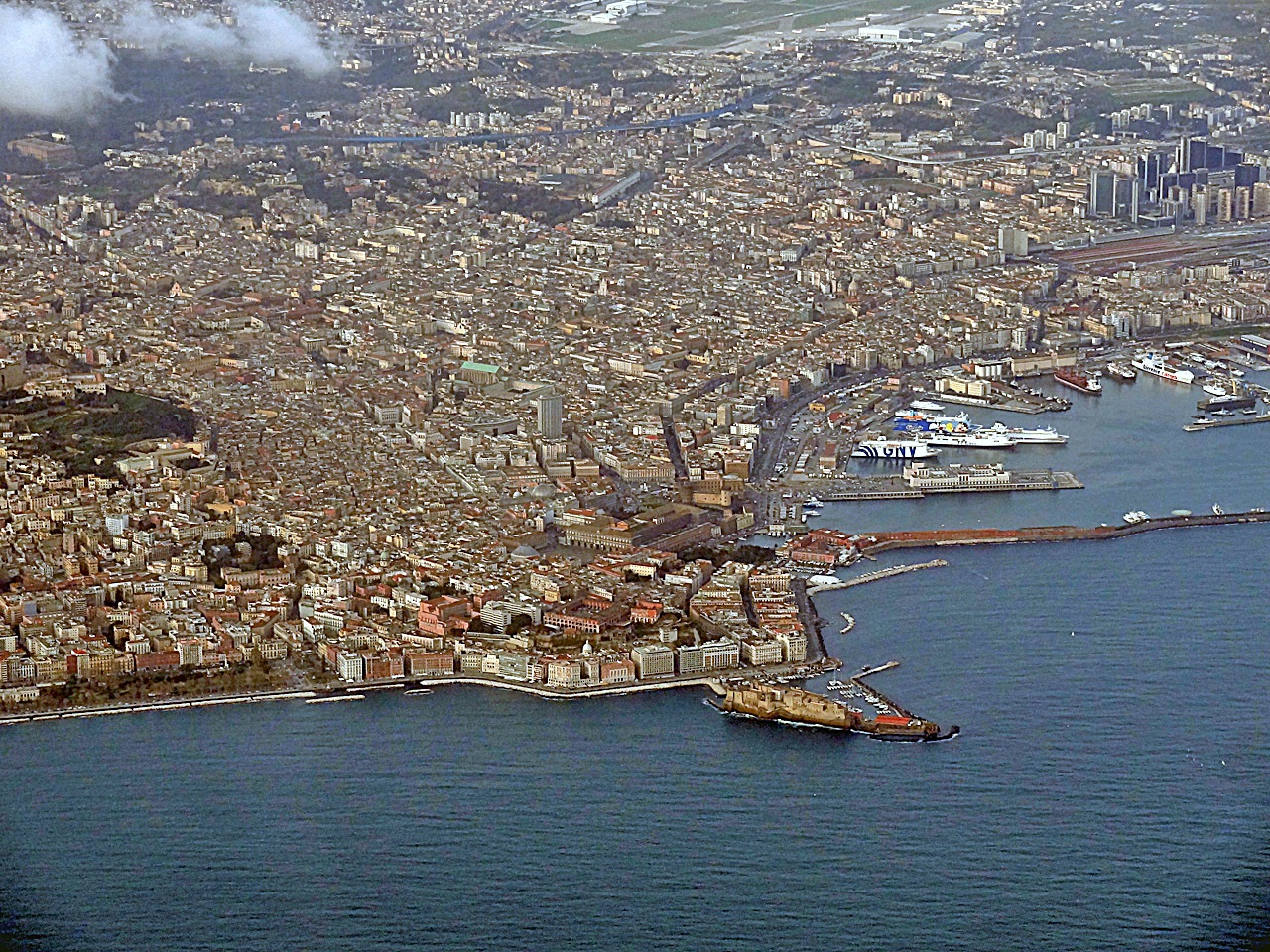 La via Toledo au centre et quartiers espagnols à Naples