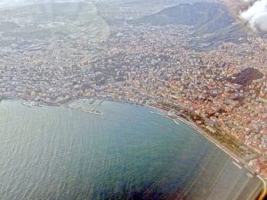 vue aérienne de Mergellina, au bord de mer de Naples