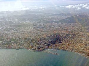vue aérienne du quartier de Mergellina et Pausilippe à Naples