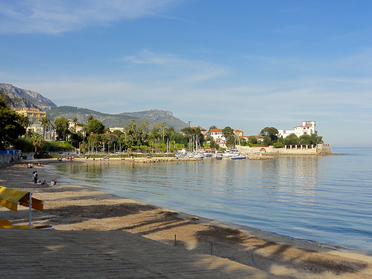 plage de Beaulieu-sur-Mer et vue sur la villa Kérylos