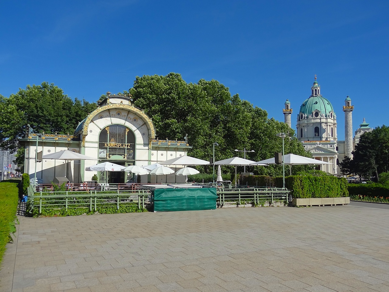 Karlsplatz à Vienne : pavillon de métri et Karlskirche