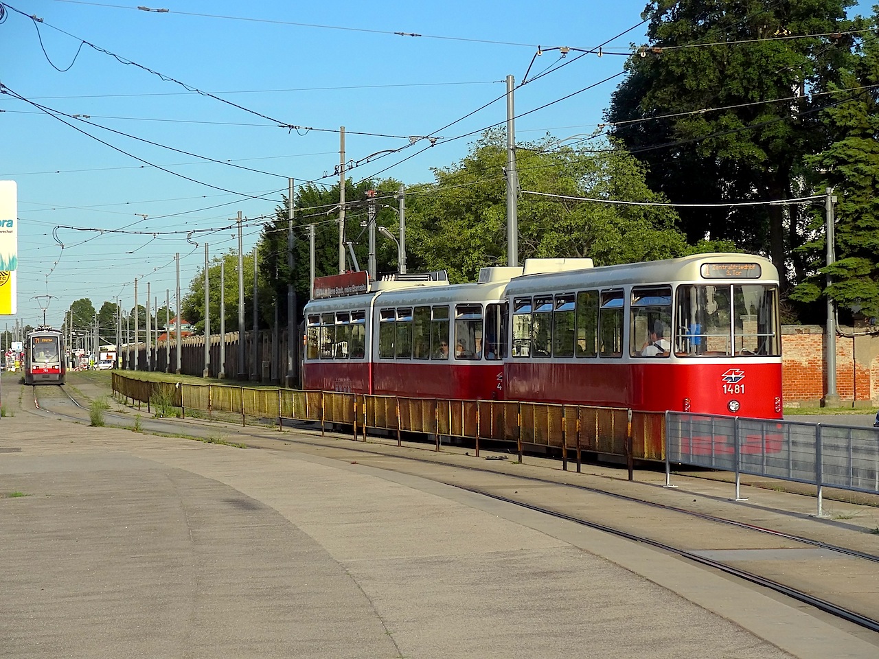 Vieux tram devant le cimetière central de Vienne