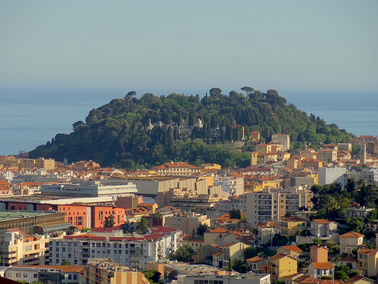 La colline du château de Nice vue depuis Cimiez