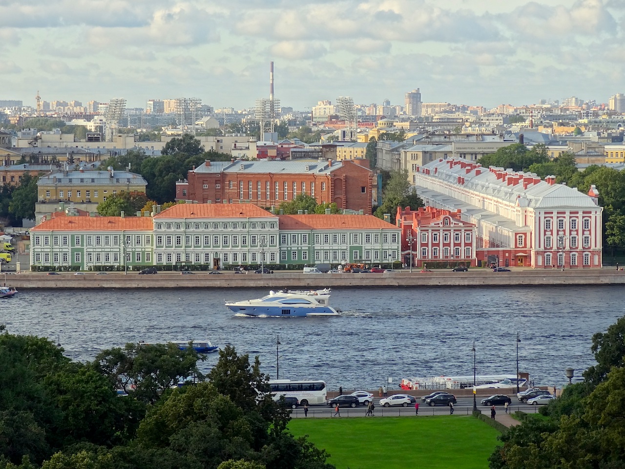 L'île Vassilievski : des colonnes rostrales à la Kunstkamera de Saint-Pétersbourg