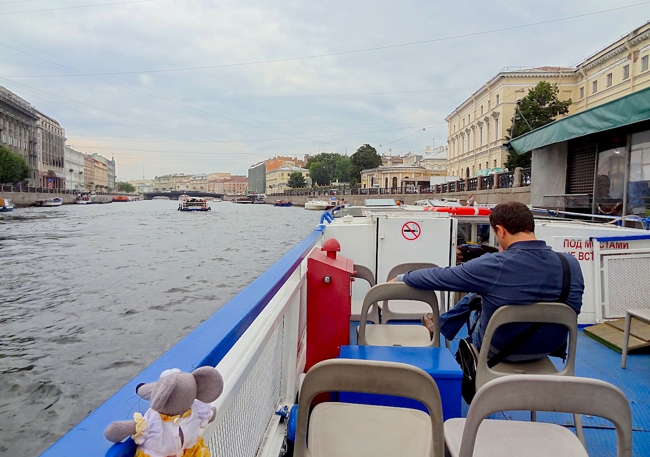 bateau sur la Fontanka à Saint-Pétersbourg