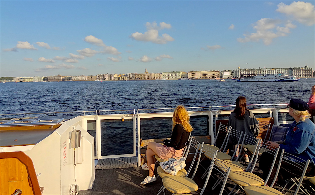 balade en bateau à Saint-Pétersbourg quai du palais