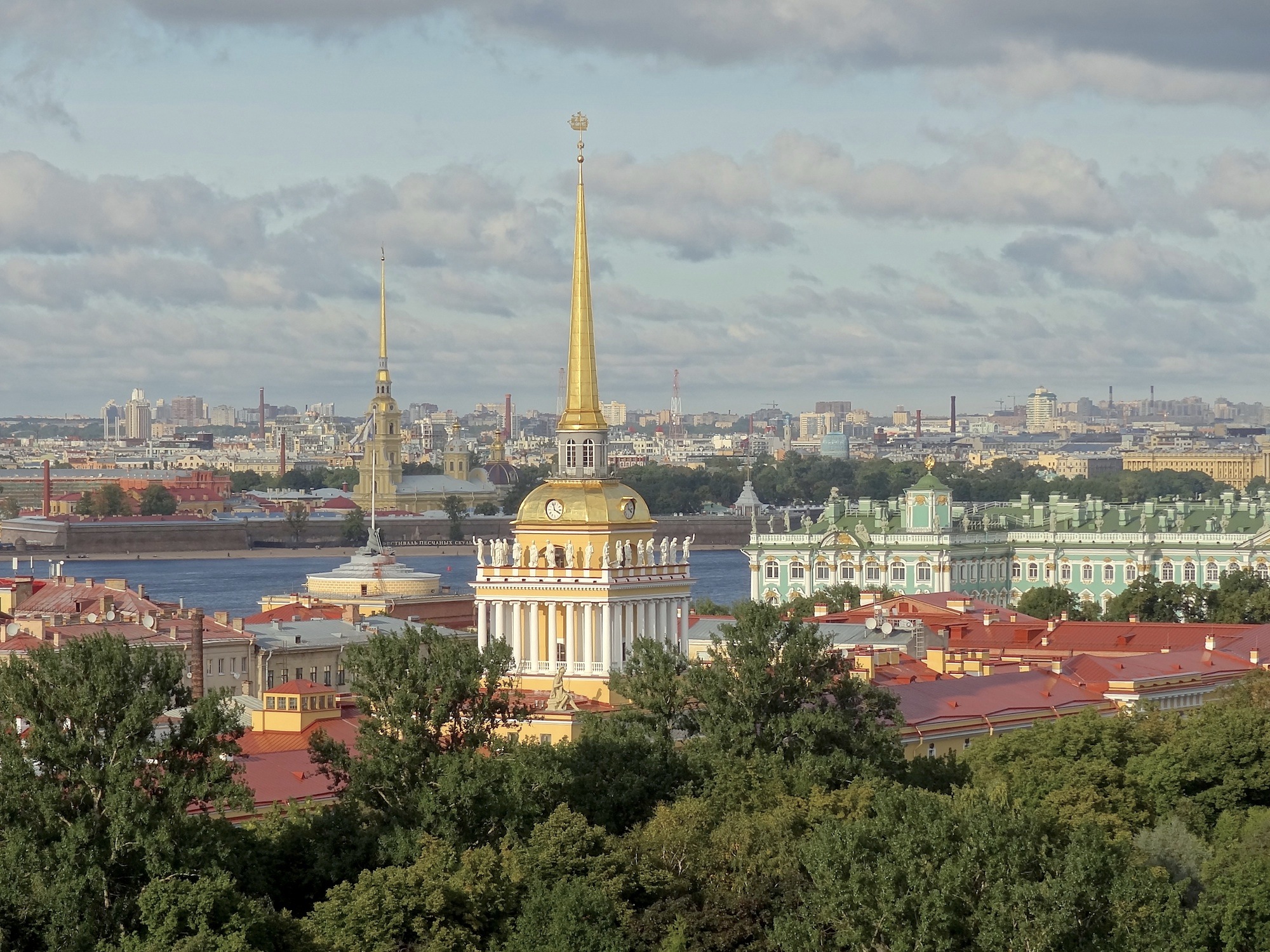 vue depuis la colonnade de saint-isaac à Saint-Pétersbourg