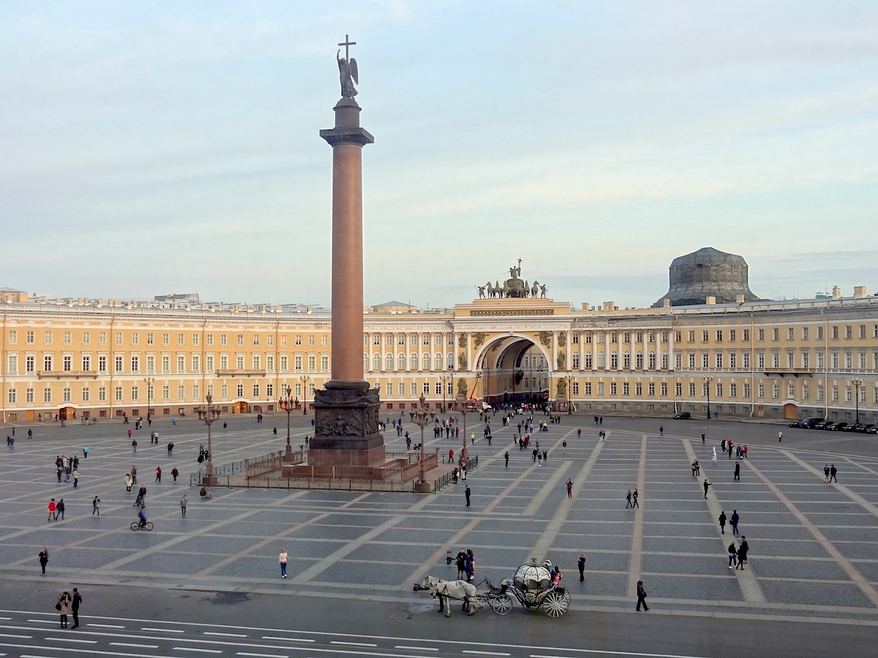 bâtiment de l’État-major vu depuis le palais d'hiver à Saint-Pétersbourg