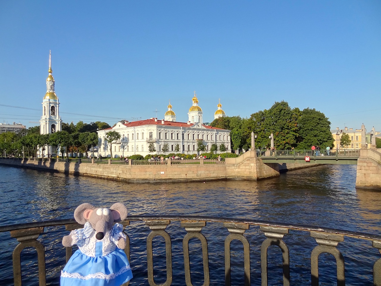 cathédrale Saint-Nicolas des Marins à Saint-Pétersbourg, vue du canal