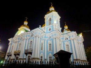 Saint-Nicolas-des-marins de Saint-Pétersbourg, joliment éclairée de nuit